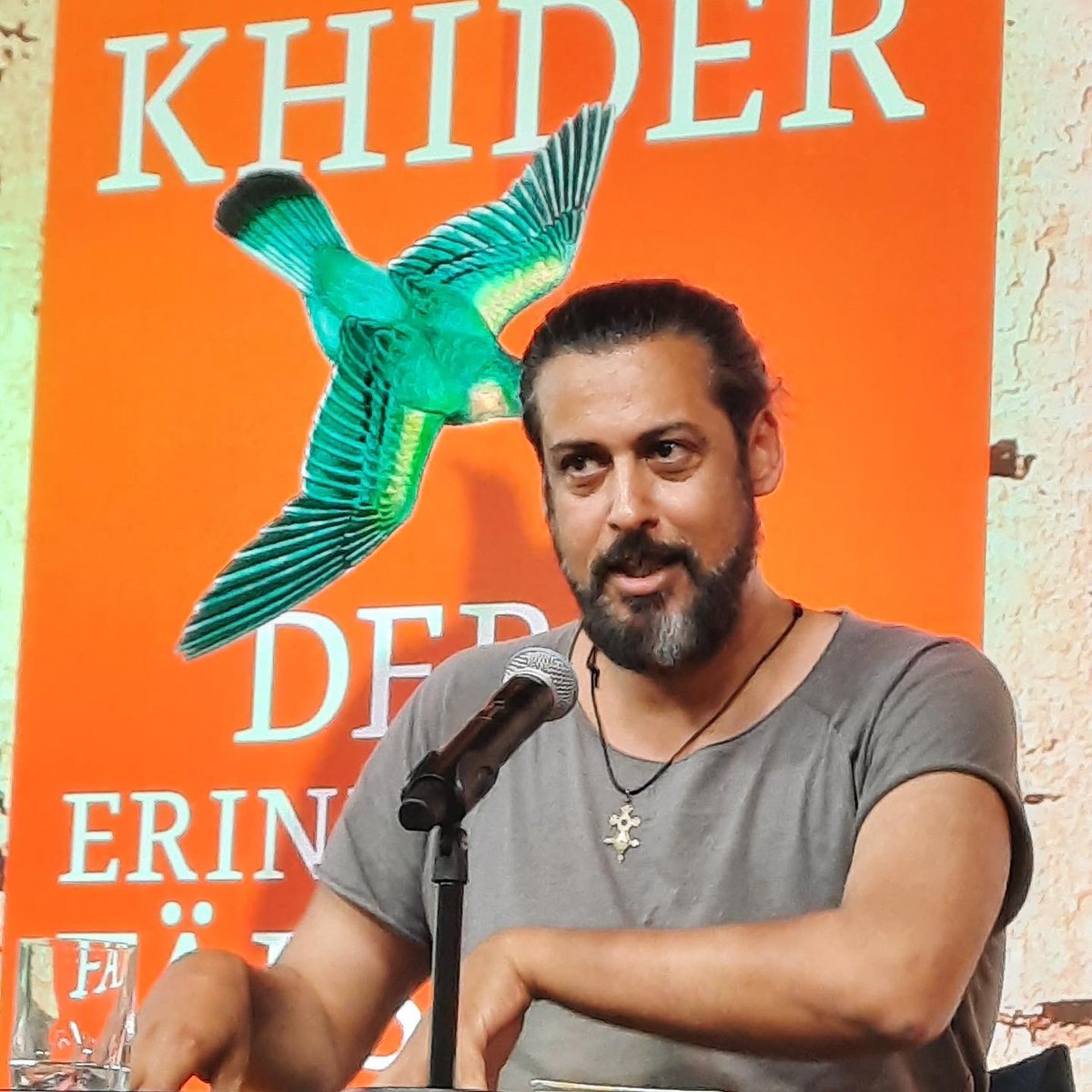 hanserliteratur's tweet photo. „Wie Abbas Khider es schafft, eine schwere Geschichte mit so viel Witz und Leichtigkeit zu erzählen …“ Nicht nur unsere Kollegin Jessi ist begeistert von Abbas‘ Lesung im @LithausMUC. Sie wird uns allen in ganz unverfälschter, eindrucksvoller Erinnerung bleiben. #abbaskhider https://t.co/qc9MYjVhRM