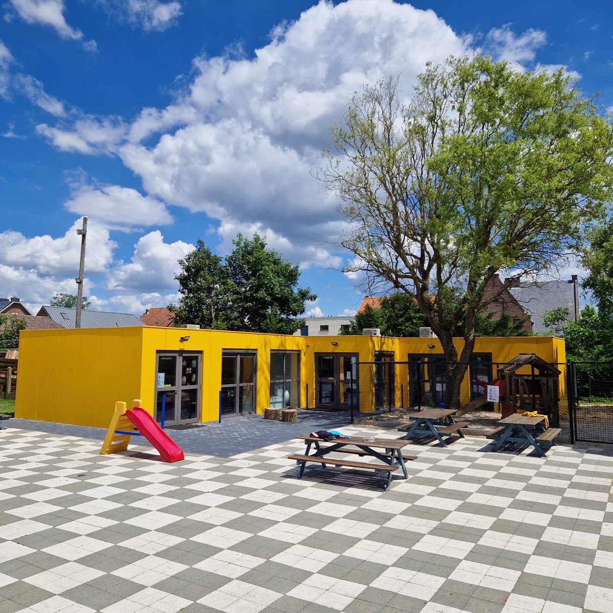 Gemeente Kampenhout gaf GO! basisschool Spectrum Buken in erfpacht aan SCOOP. Het resultaat? Weg container &amp; chalet, 2 nieuwe klassen én een vergaderzaaltje voor leerkrachten! 👏🏻 #fieroponsGO