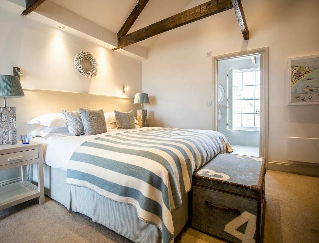 …STAY
Each of our seven rooms at The St Mawes Hotel, combines luxurious comfort with calming coastal hues. 
All are bright and airy, making the most of our location right on the harbour-front,  in the heart of the village💙
.
.

#stmawessights #stmawe… instagr.am/p/CfL0AzSr6GR/