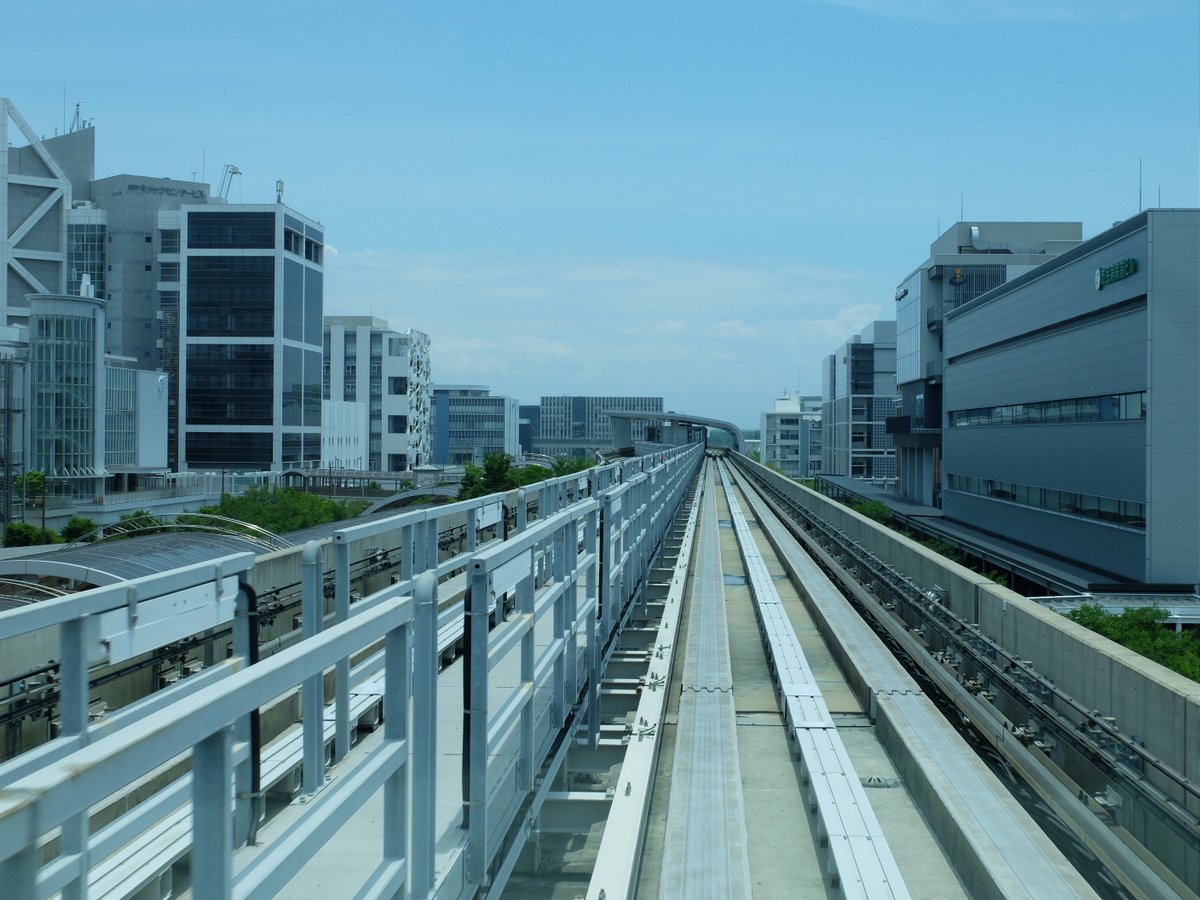 tatenosettan331's tweet photo. 神戸空港からポートライナーで神戸中心部へ。世界初の無人運転システムはこれらしい。ポートアイランド市街は洒落た意匠の建物が並んでいて近未来都市感があった。
（神戸市中央区） https://t.co/vVhFzZhs4g