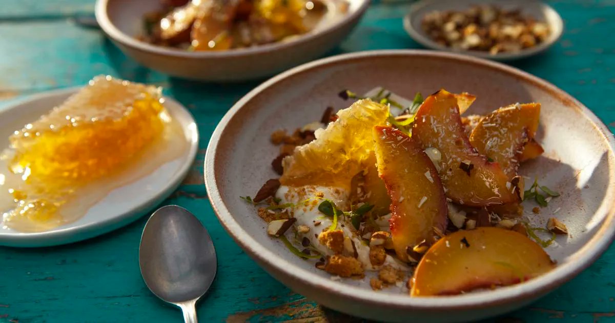 Something for the weekend? Grilled peaches with thyme honey mascarpone 🤗  buff.ly/3n0ILjb #honeyrecipes