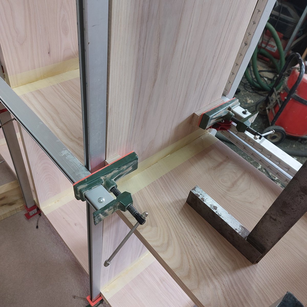 somersetlurcher's tweet photo. Glued up. I don't want to do that again in a hurry. An hour over my self imposed deadline. Much warmer in the workshop so happy it's finished. Its got the weekend to dry now. It's heavy.
#surreyfurnituremaker
#furnituremaker
#furnituredesign
#bespokefurniture
#bespokebookcase https://t.co/j99cDNYhDg