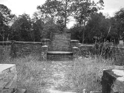 #FaustianFriday in Florida: the “Devil’s Chair” at #Cassadega - a small town founded as spiritualist camp in 1875. The chair is located in a nearby cemetery - local lore includes the #Devil drinking liquor left or appearing to those who dare to sit on his throne. #LegendTripping