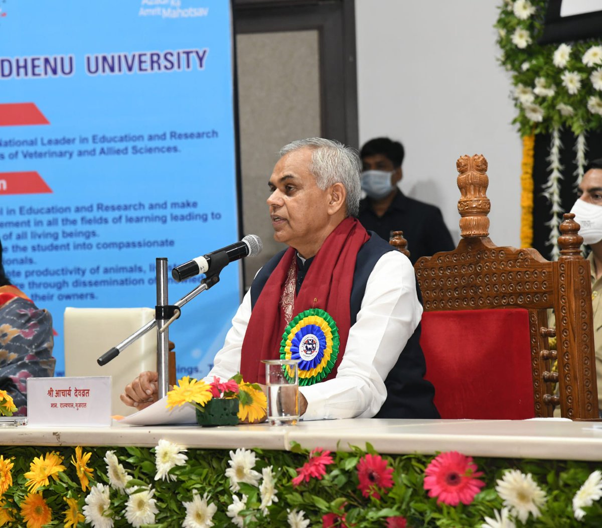 आज कामधेनु विश्वविद्यालय, गांधीनगर के आठवें दीक्षांत समारोह में डिग्रीधारकों को शुभकामनाएं देते हुए कहा कि पशुपालन बिना कृषि की कल्पना सम्भव नहीं है। इस अवसर पर पशुओं की नस्ल सुधार के क्षेत्र में योगदान देने के लिए युवाओं को प्रेरित किया।