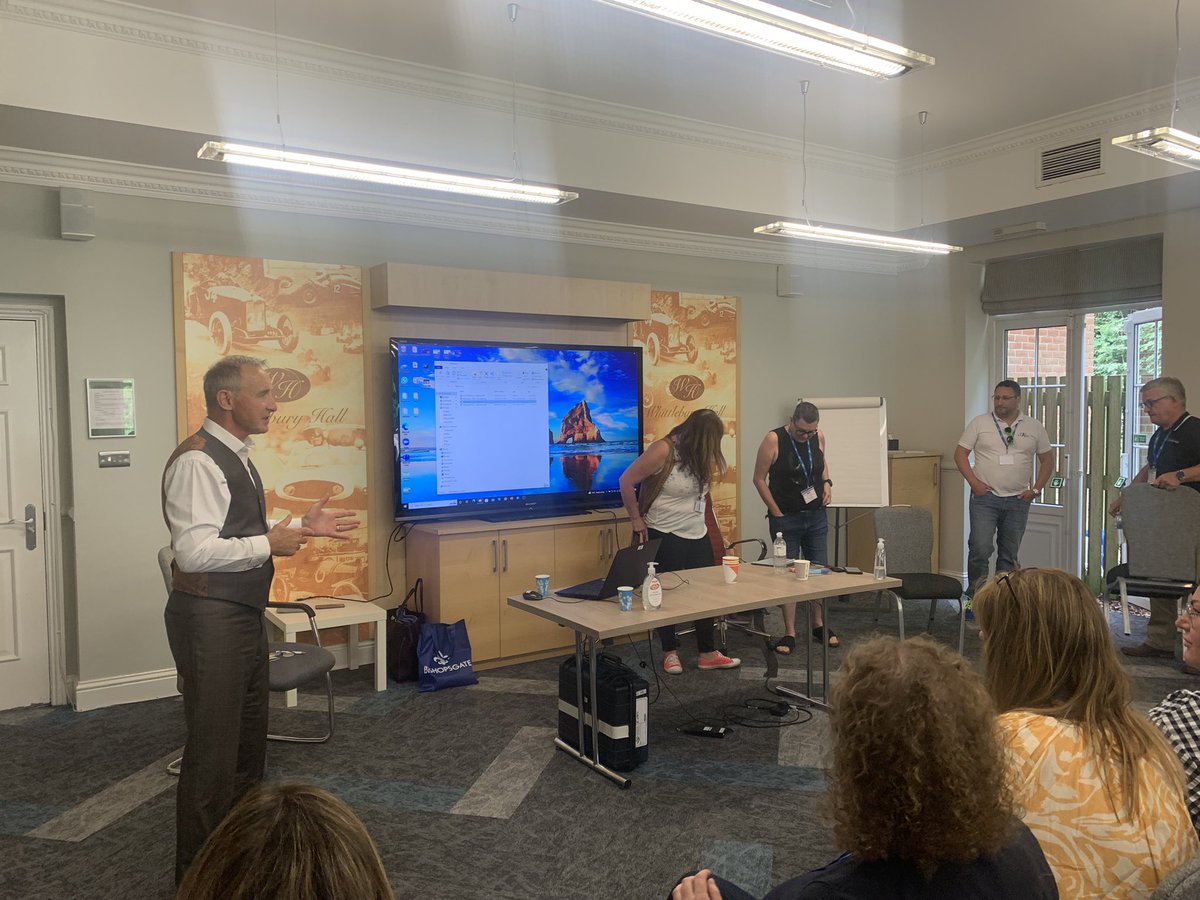 jobsatteam's tweet photo. @MacstaffUK, #KerryGreeland from @vanresuk and @TimLaneRec are here at this years #TheTEAMNetwork delivering a session on how to maximise the network for additional revenue ππ https://t.co/xBwg5vZvap