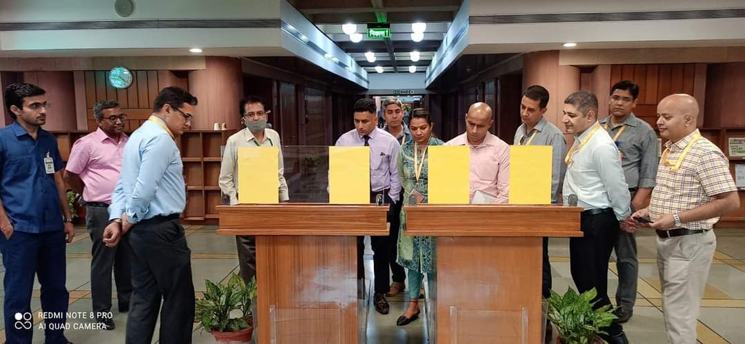 parliament_lib's tweet photo. @parliament_lib was visited by the serving officers up to rank of colonels and equivalent on 22 June 2022.
They were briefed about the library resources and given a Show-round of the Library.
@loksabhaspeaker
@LokSabhaSectt
#parliamentlibrary #servingofficers #showround #visit https://t.co/WnwWGapfAG