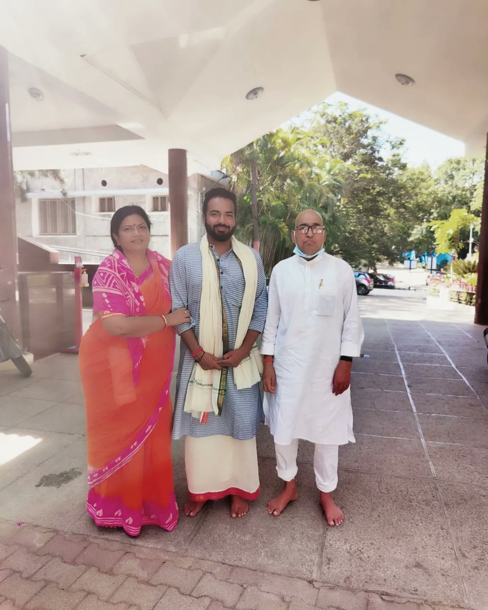 rakeshjhaofc's tweet photo. आज तिरुपति मे अपने माता पिता के साथ भगवान बालाजी वेंकटेश के दर्शन किए, बालाजी आप सब पर अपना आशिर्वाद बनाए रखे 🙏 https://t.co/kJLn8Y3w2A
