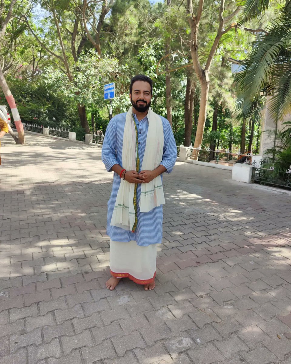 rakeshjhaofc's tweet photo. आज तिरुपति मे अपने माता पिता के साथ भगवान बालाजी वेंकटेश के दर्शन किए, बालाजी आप सब पर अपना आशिर्वाद बनाए रखे 🙏 https://t.co/kJLn8Y3w2A