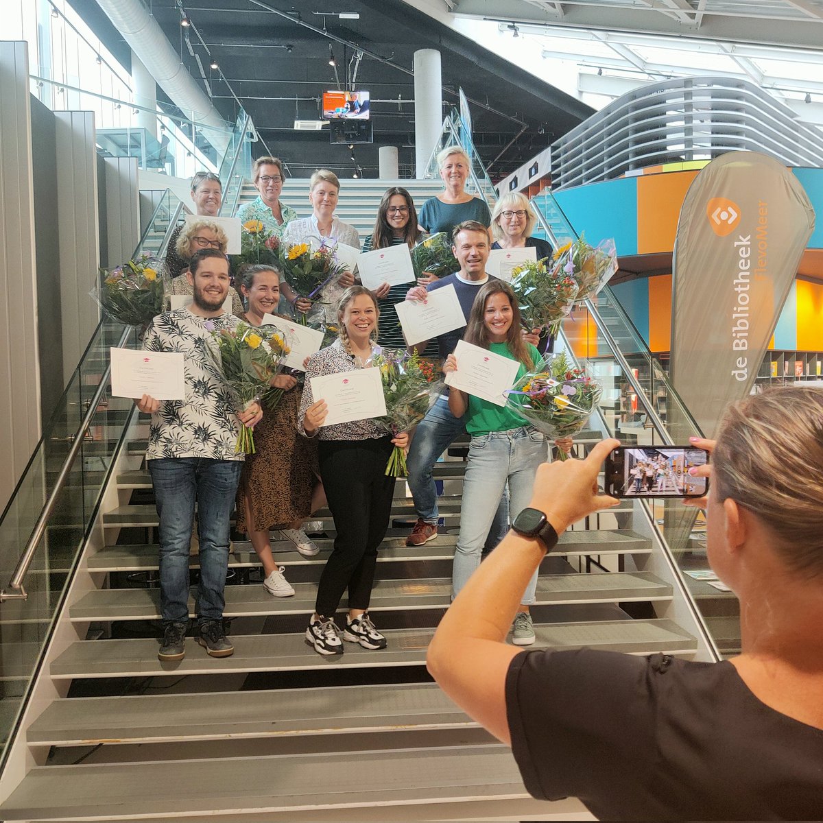 Hoera, 10 geslaagde mediacoaches! En oh, wat waren ze goed! 💐 Vanochtend presenteerden de deelnemers aan de incompany opleiding van <a href="/flevomeerbieb/">FlevoMeer Bieb</a> hun eindopdrachten. Hou ze in de gaten, daar gaan écht gave dingen gebeuren! #mediacoach #geslaagd