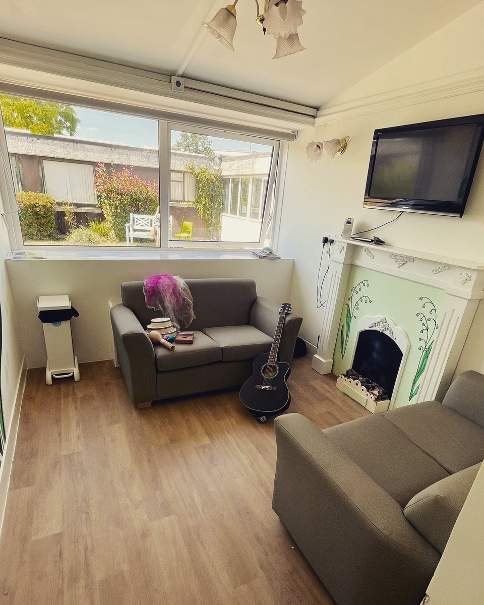IzzySwinhoe's tweet photo. I have a therapy room!
This beautiful, quiet space @FrimleyHealth overlooking the garden is perfect for individual #musictherapy with those with #dementia
@FHealthCharity @dementiasquad https://t.co/RS6GLaOj29