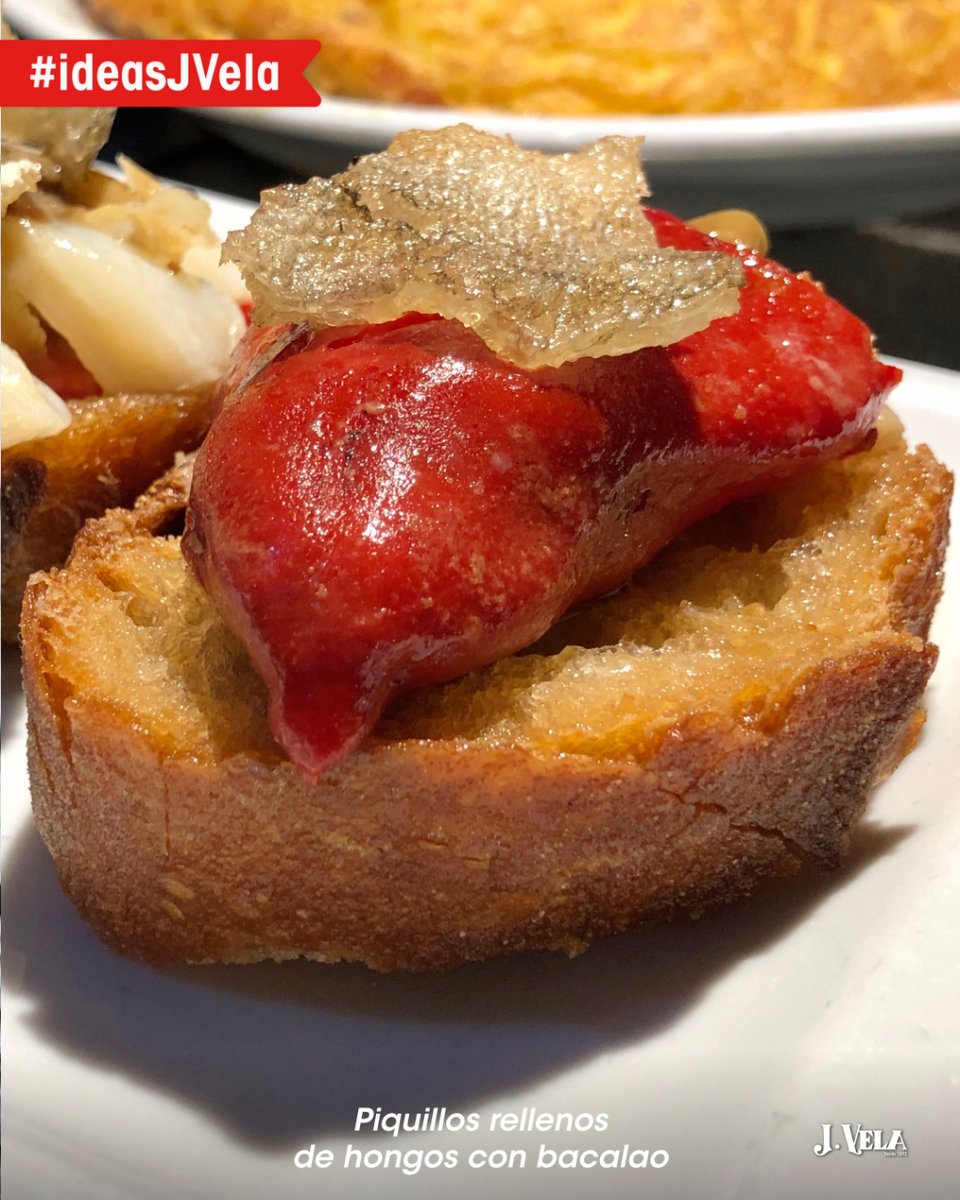 Nos hemos marcado un pintxito muy resultón para el fin de semana.
Pimientos del piquillos rellenos de lascas de bacalao confitado, con hongos salteados y crujiente de piel de bacalao.

#bacalao #hongos #JVela #piquillos #IdeasJVela #pimientosdelpiquillo