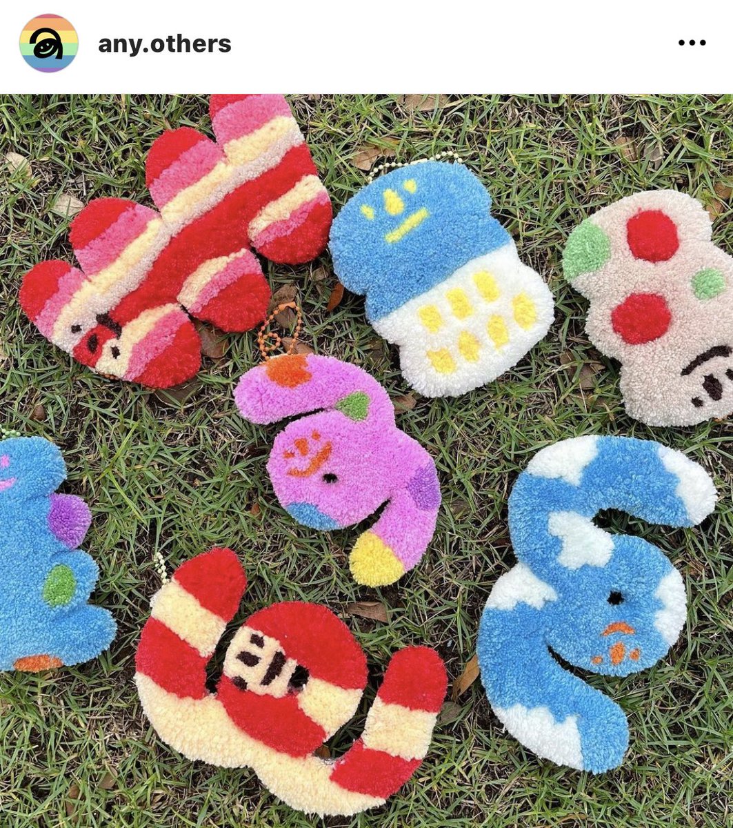 ifeelsopeach's tweet photo. พวงกุญแจร้าน any.others เป็นน่ารักมาก 🥕🍐🫐💗🧽 นุ่มฟูสุดดดดดดด แล้วมีหลายสีหลายแบบมาก อันที่เป็นดอกไม้กับ alphabet คือน่ารักอ่ะ 🌞🌷 https://t.co/ZHtOCQRrzB