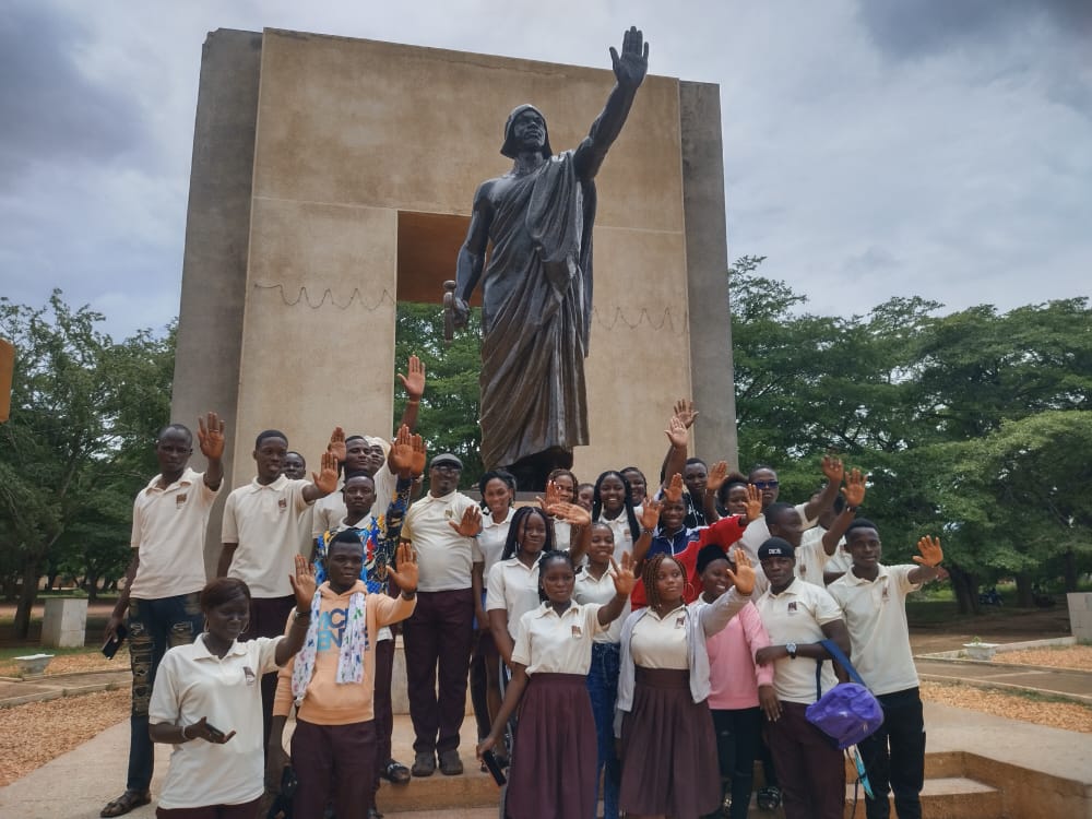 EpaOfficiel's tweet photo. Les étudiants de la 3ème promotion de Licence professionnelle en gestion du patrimoine culturel de l’EPA ont effectué du 15 au 16 juin 2022, une sortie pédagogique sur différents sites de #ketou, de #Dassa, ainsi que le site des #palais royaux et la #placegoho à #Abomey. https://t.co/J2T864R5Bl