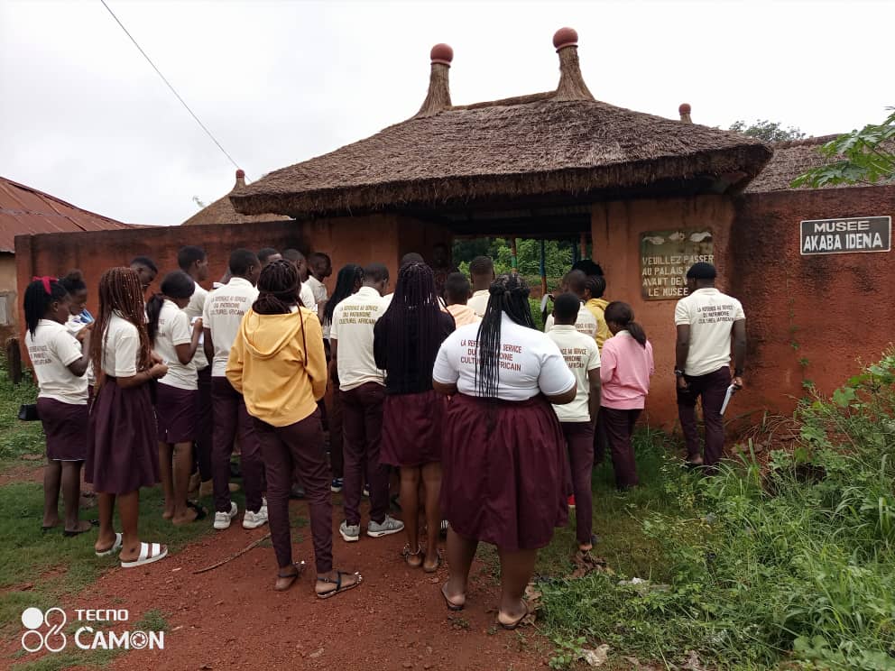 EpaOfficiel's tweet photo. Les étudiants de la 3ème promotion de Licence professionnelle en gestion du patrimoine culturel de l’EPA ont effectué du 15 au 16 juin 2022, une sortie pédagogique sur différents sites de #ketou, de #Dassa, ainsi que le site des #palais royaux et la #placegoho à #Abomey. https://t.co/J2T864R5Bl