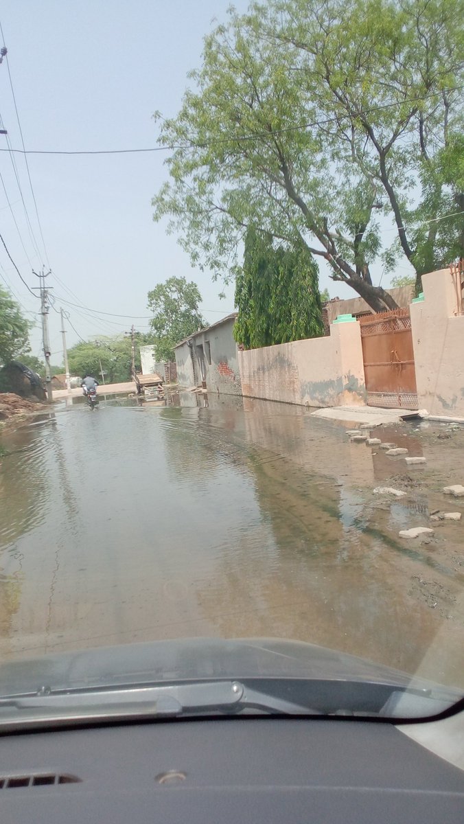 #MunicipalCorporationFaridabad #NoCalamity #NoRain Sewerage pool on road pls look into it #GreaterFaridabad #Village Sotai