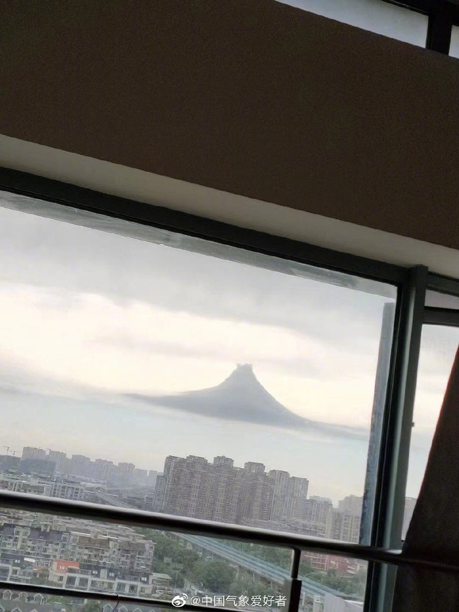 Ericwang1101's tweet photo. Ominous Pyramid-like cloud hanging over the CBD of Suzhou, Jiangsu Province this morning. https://t.co/2HTxpRtWVr