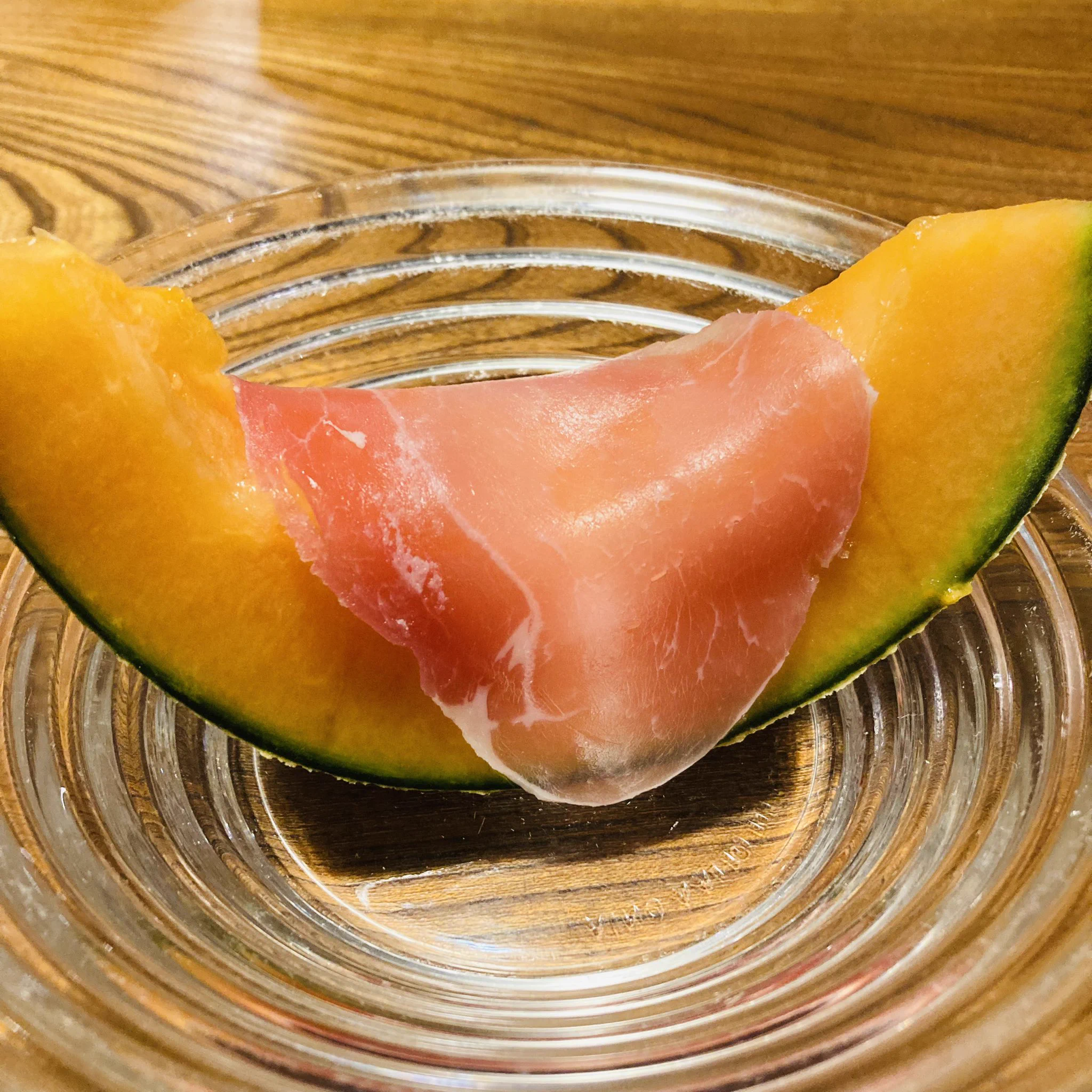 aiさんのように美しく作れなかったけど作ってみました！冷凍のアボカドダイスと冷やした「あえるだけバジルソース」を使ったので簡単で冷え冷えで水っぽくなりませんでした。ご馳走様さまでした😋デザートはメロン  