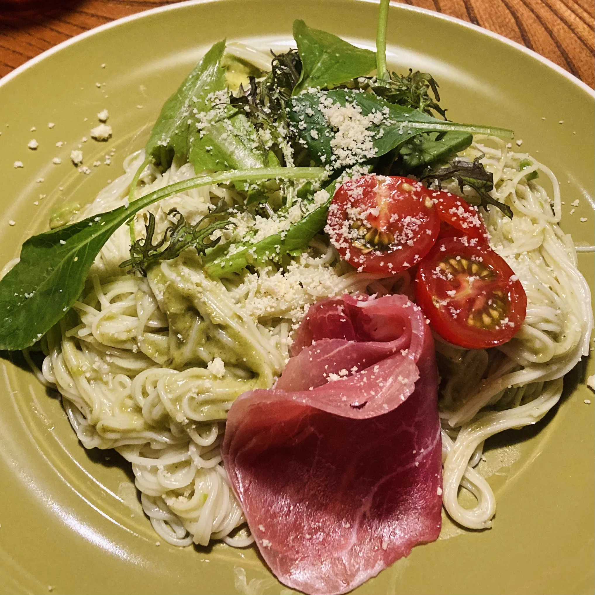 aiさんのように美しく作れなかったけど作ってみました！冷凍のアボカドダイスと冷やした「あえるだけバジルソース」を使ったので簡単で冷え冷えで水っぽくなりませんでした。ご馳走様さまでした😋デザートはメロン  