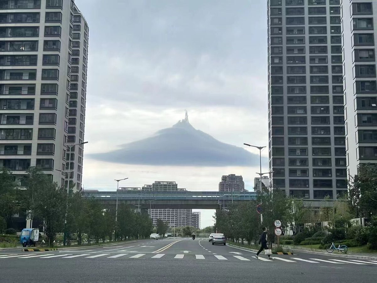 Ericwang1101's tweet photo. Ominous Pyramid-like cloud hanging over the CBD of Suzhou, Jiangsu Province this morning. https://t.co/2HTxpRtWVr