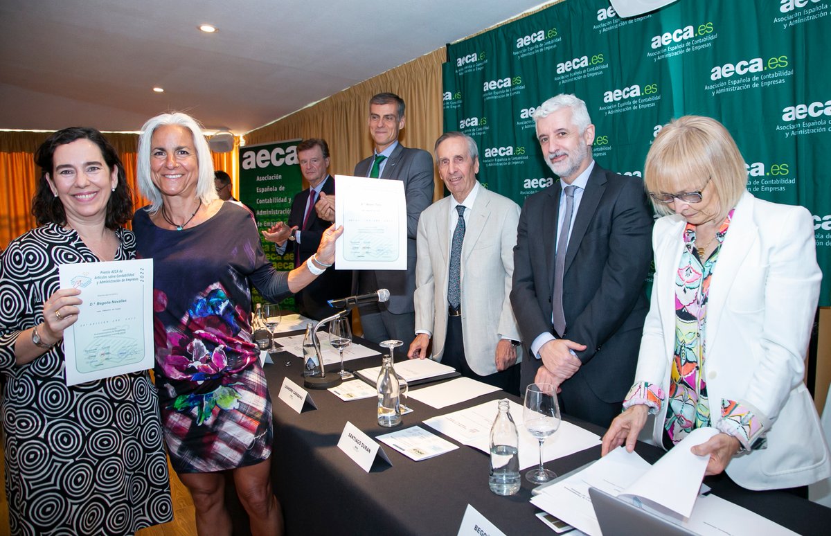 Premios AECA 2022. La Directora del Máster de Auditoría de Cuentas y Contabiliad Superior de ICADE Business School Business School, Dña BELEN TORO junto con Begoña Navallas , finalistas del  XXVIII Premio AECA