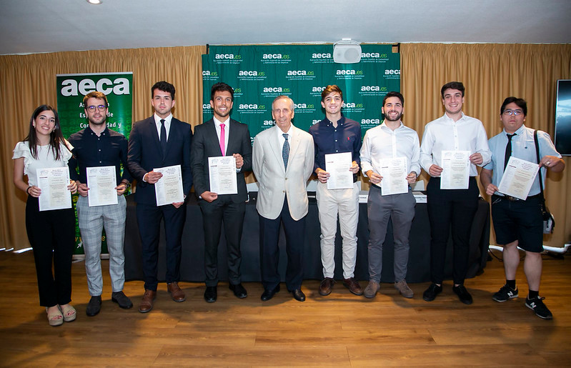 Premiados en el Programa Internacional de Becas PIBE AECA. Alumnos del curso actual del Máster de Auditoría de Cuentas y Contabilidad Superior  con su directora Belén Toro