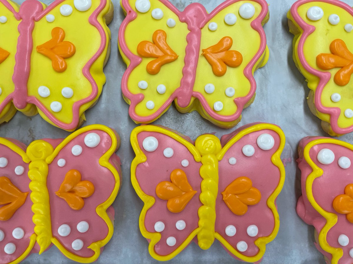 Flying into a colorful summer weekend!

#tgif #cookies #butterflies #summer #summerweekend #sweetnessmatters