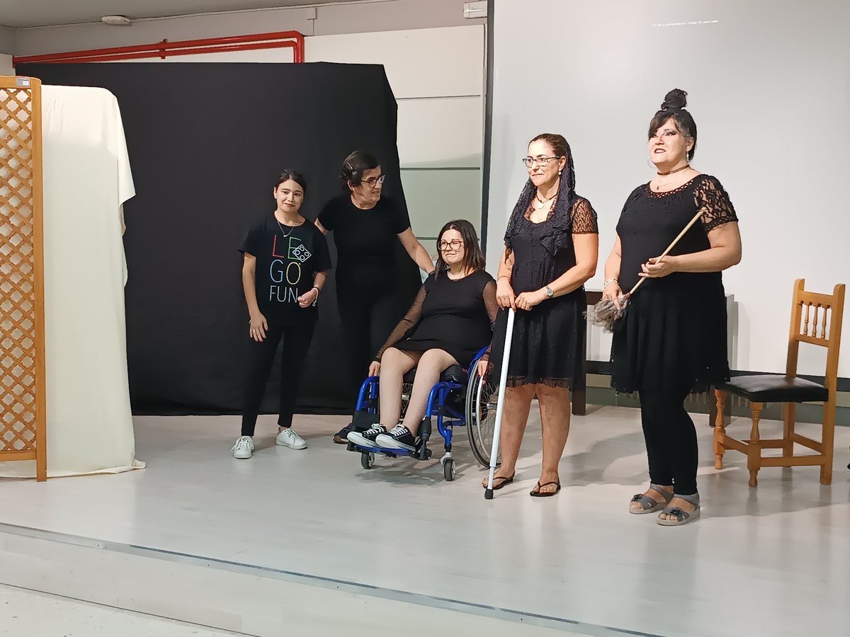 Las actividades acuáticas realizadas por l@s usuari@s; un Karaoke de usuari@s y profesionales; el teatro de nivel de usuarias del Centro; el broche de “los okupas de la playa” tras un almuerzo realizado, como siempre, con calidad, esmero y cariño, mucho cariño...
Felicidades.