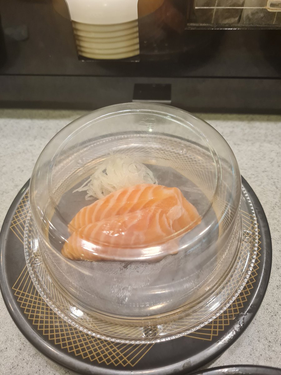 hyoribo_m3lly's tweet photo. Sushi Express have really lost their way. Now they are introducing black plates which is at $2 instead of $1.50.
That is after reducing the number of salmon sashimi slices to 2 from the previous 3. Technically you are paying 2 times more than before.
#SushiExpress https://t.co/kSMt7cYpWz