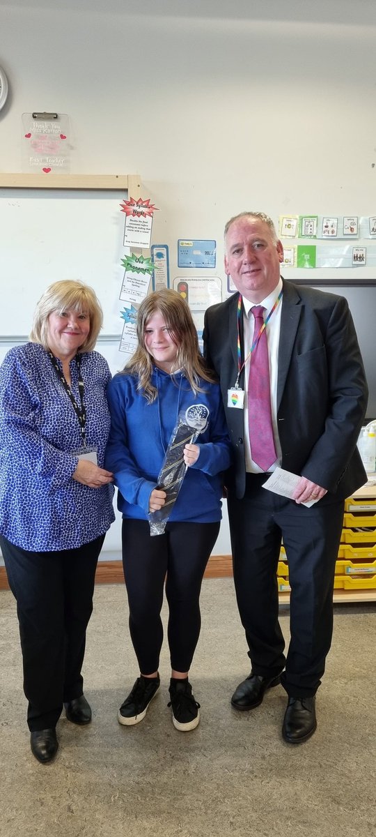elsi128's tweet photo. A huge thank you to Mr Cairns from @ClydeValleyHS who came along to present all our @PrimaryOrchard Primary 7 leavers with their ties, bags and pencil cases from each of the new high schools they will be moving on to in August. #Classof2022 https://t.co/S40Kt48xFg