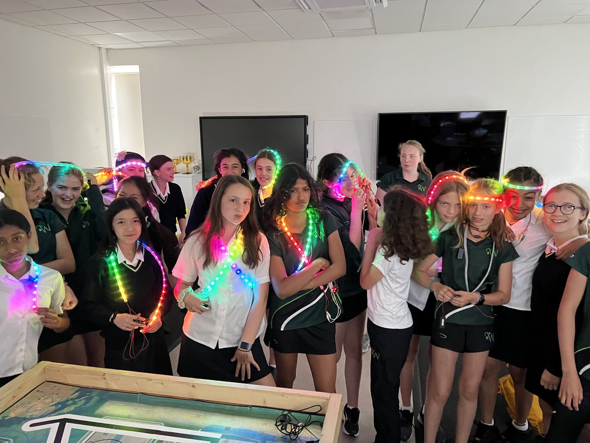 CompSci_WHS's tweet image. This week @WimbledonHigh Y8s have been working with #microbit and NeoPixel strip lights. Change the code, change the patterns!