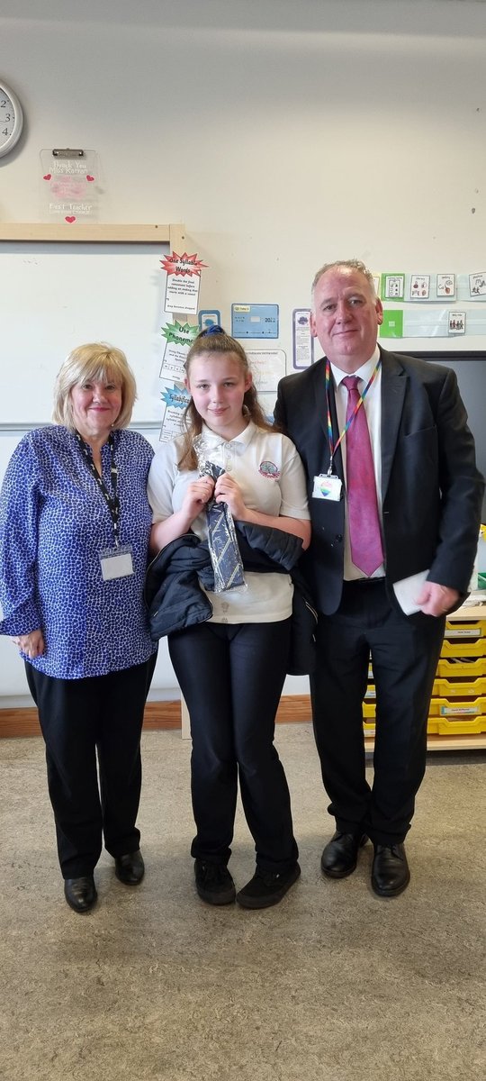 elsi128's tweet photo. A huge thank you to Mr Cairns from @ClydeValleyHS who came along to present all our @PrimaryOrchard Primary 7 leavers with their ties, bags and pencil cases from each of the new high schools they will be moving on to in August. #Classof2022 https://t.co/S40Kt48xFg
