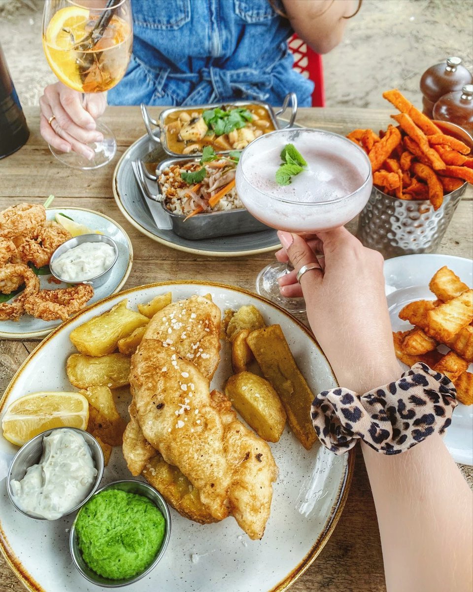 Visit us from 5pm-7pm Monday-Friday to enjoy 2 for £14 Sundowner cocktails plus our Early Bird menu. Midweek isn't so bad, right? 😋