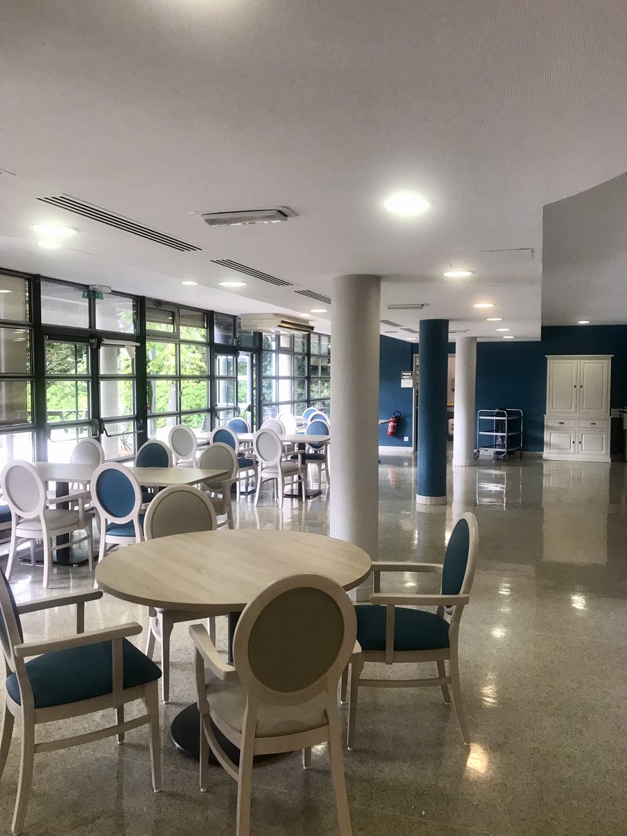 Avant/après des travaux de rénovation de la salle à manger du Rouvray. Remise en peinture et renouvellement du mobilier : un coup de fraîcheur pour améliorer le cadre de vie des résidents et l’environnement des repas ! #ehpad