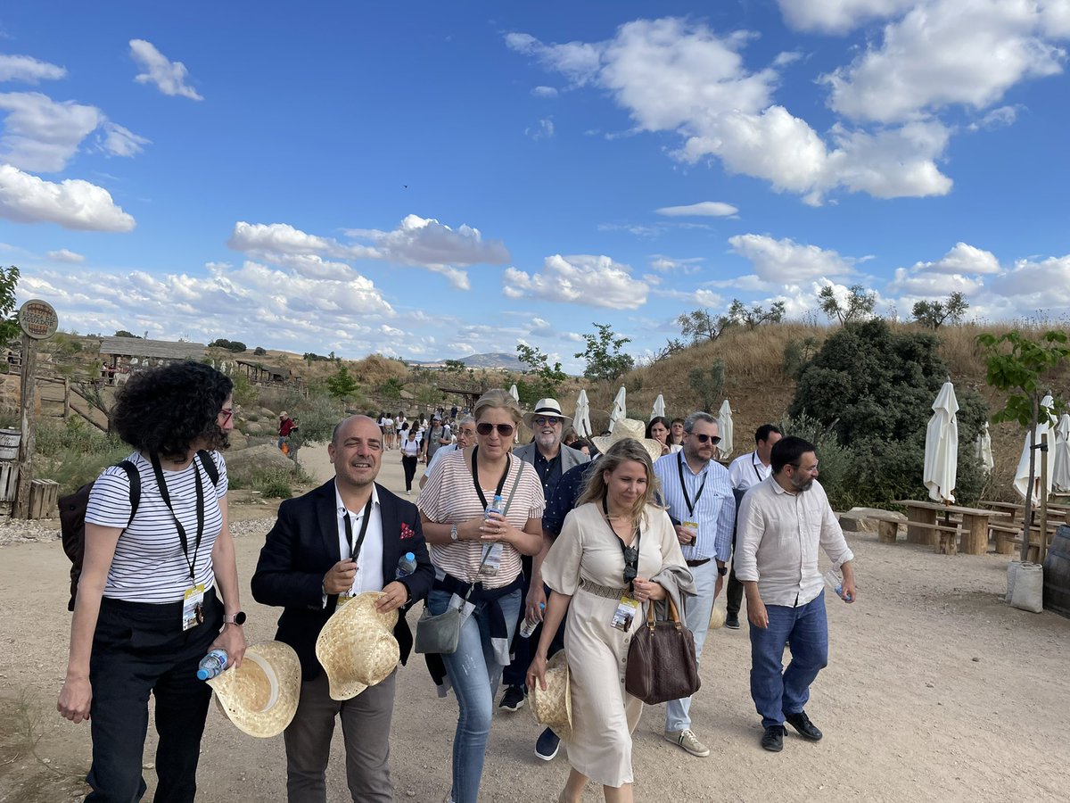 EstherCSCS's tweet photo. Ayer @DircomSpain celebramos junta en @PuyduFou_espana tras la junta vistamos el parque y sus espectáculos, fue la experiencia más maravillosa que he vivido nunca, superó de lejos todas nuestras expectativas, os lo recomiendo mil !! Gracias @irepmm por tu pasión y generosidad https://t.co/wKMygXs3nP