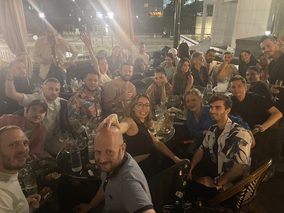 CLAP DE FIN 📺 

Voici quelques uns des joyeux lurons qui préparent #TPMP. Une bande de génies qui ont permis de tout accomplir cette année dans la bonne humeur et les records. 🏆 

Place au repos avant de revenir encore plus fort. Et un merci à <a href="/Cyrilhanouna/">Cyril Hanouna</a> pour sa confiance 💙