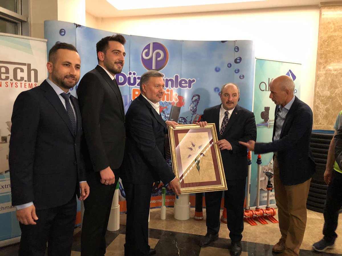 DuzgunlerPlstk's tweet photo. Sanayi ve Teknoloji Bakanımız Sayın Mustafa VARANK beyefendinin fabrikamıza yapmış olduğu ziyaretlerinden onur duyduk. @varank https://t.co/8GlWsyqS6q