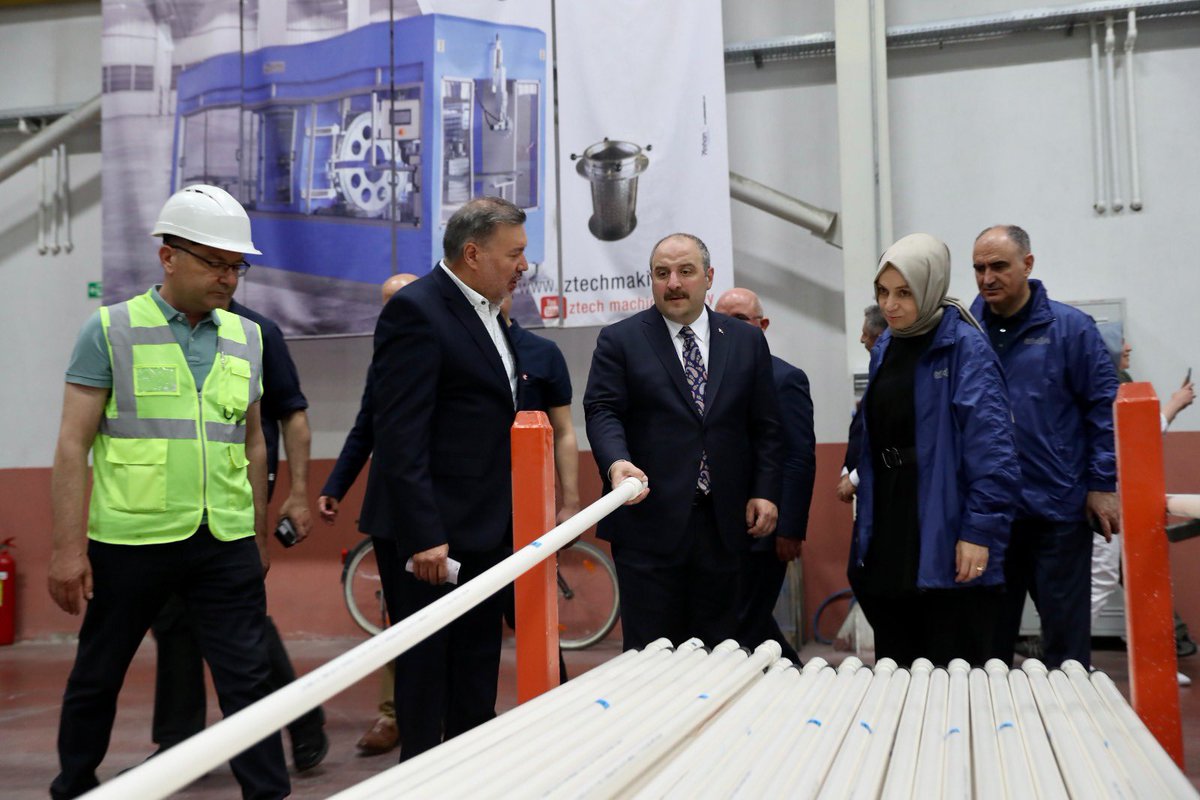 DuzgunlerPlstk's tweet photo. Sanayi ve Teknoloji Bakanımız Sayın Mustafa VARANK beyefendinin fabrikamıza yapmış olduğu ziyaretlerinden onur duyduk. @varank https://t.co/8GlWsyqS6q