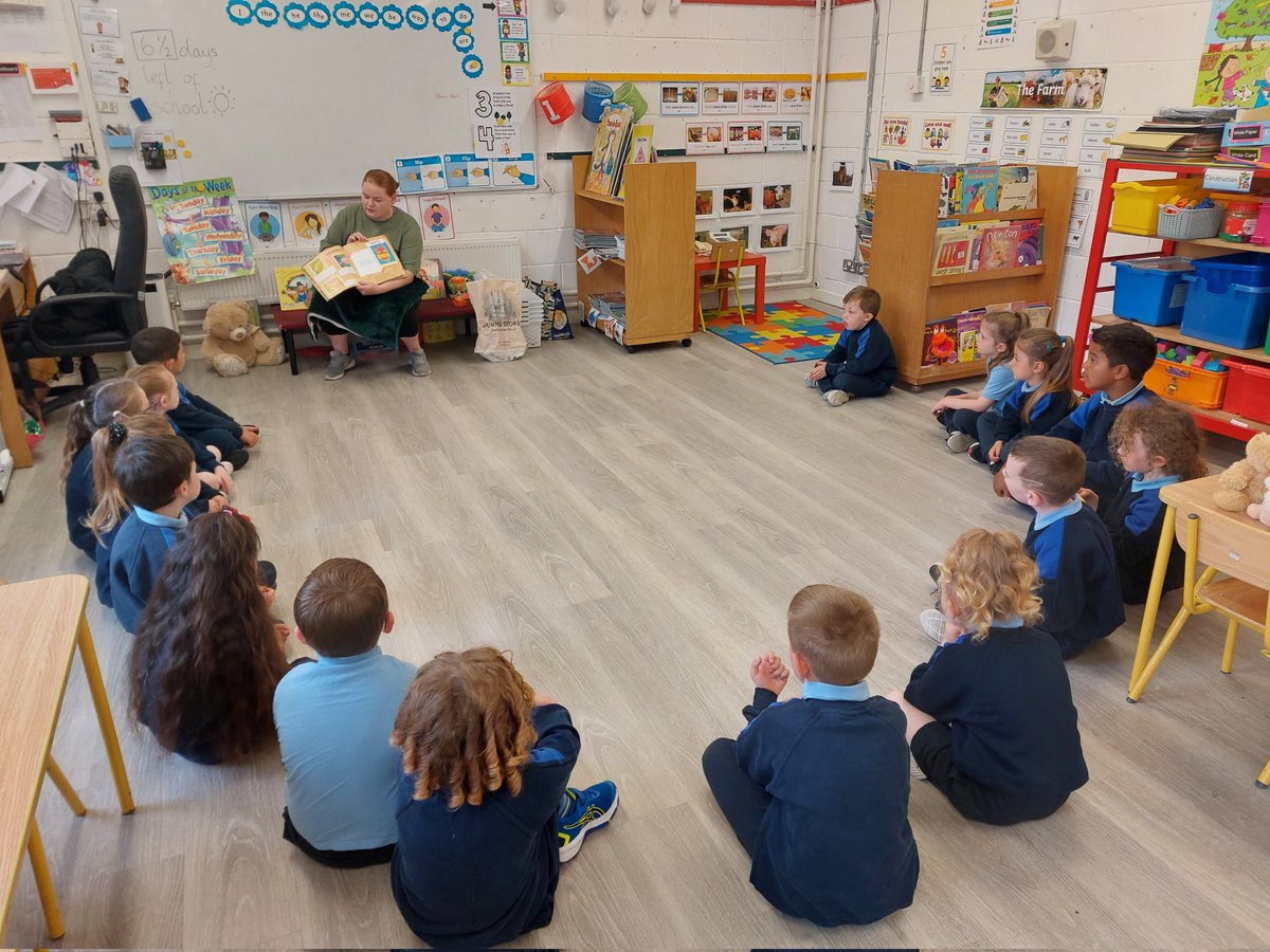 breslin_ms's tweet photo. A huge thank you to one of our lovely mammies who came in for 'cuddle and read' this week 📚😊 #creativeweek22 @ParentsCoSCMJ https://t.co/2nk2Mu5C3I