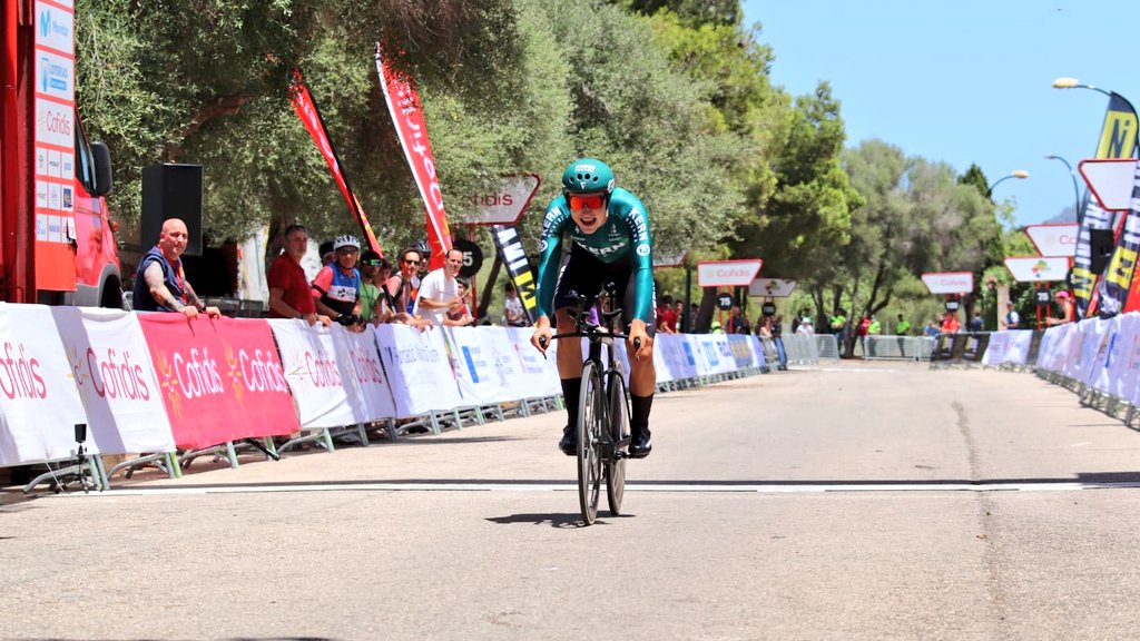 RFECiclismo's tweet photo. #CEMallorca22 | ⏱️ ¡RAÚL GARCÍA PIERNA, CAMPEÓN DE ESPAÑA DE CONTRARRELOJ! 

¡Tremendo lo que ha hecho hoy @raul_gass! ¡Enhorabuena! 🏆

🥈 Oier Lazkano, 2° con 46'38"
🥉 Xabier Mikel Azparren, 3° con 46'46"

@TurismeBalears @MallorcaTourism @turismeiesports @Visitcalamillor https://t.co/vy00Xn0pHM