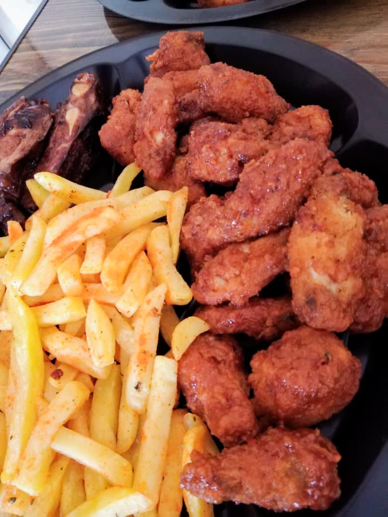 simon_madowa's tweet photo. Friday Platter delivery done. Book your weekend platter before EOD today. Reach us on 72773070 for more info.
#ribs #wings #largechips #BWTrendZ #BWDrive https://t.co/mNu2E7I2On