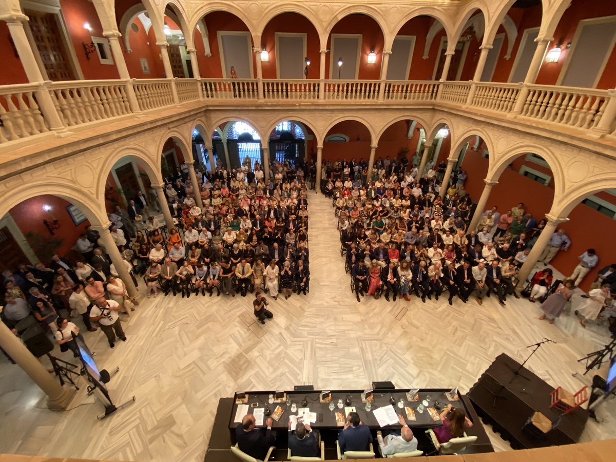 Felicidades <a href="/Navarroantolin/">C. Navarro Antolín</a> por el libro dedicado a Juan Robles (La sonrisa del tabernero) y el exitazo en su presentación #SevillaHoy