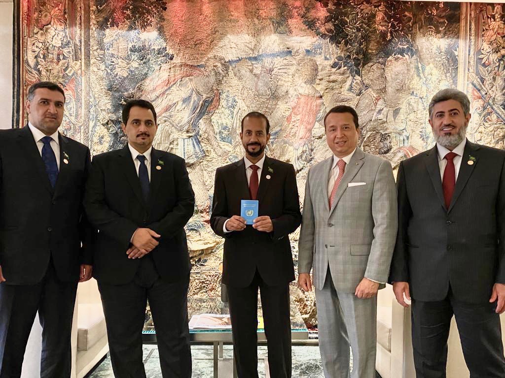 umajmaah's tweet photo. الدكتور أيمن بن جميل البركاتي مديراً لمركز سيفال ، ويستلم وثيقة تعيينه من رئيس #جامعة_المجمعة أ.د صالح بن عبدالله المزعل بعد توقيع اتفاقية عقد خدمات تدريبية وبحثية واستشارية مع معهد الأمم المتحدة للتدريب والبحث (اليونيتار) في جنيف. https://t.co/eYV14HiHik
