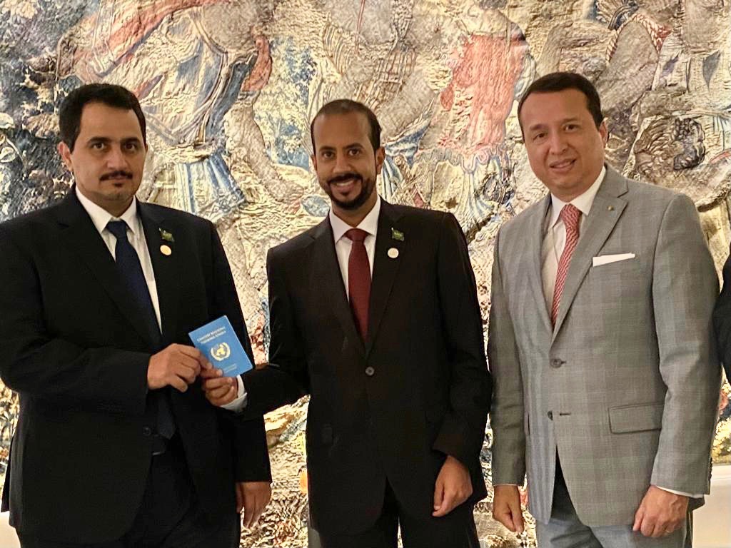 umajmaah's tweet photo. الدكتور أيمن بن جميل البركاتي مديراً لمركز سيفال ، ويستلم وثيقة تعيينه من رئيس #جامعة_المجمعة أ.د صالح بن عبدالله المزعل بعد توقيع اتفاقية عقد خدمات تدريبية وبحثية واستشارية مع معهد الأمم المتحدة للتدريب والبحث (اليونيتار) في جنيف. https://t.co/eYV14HiHik