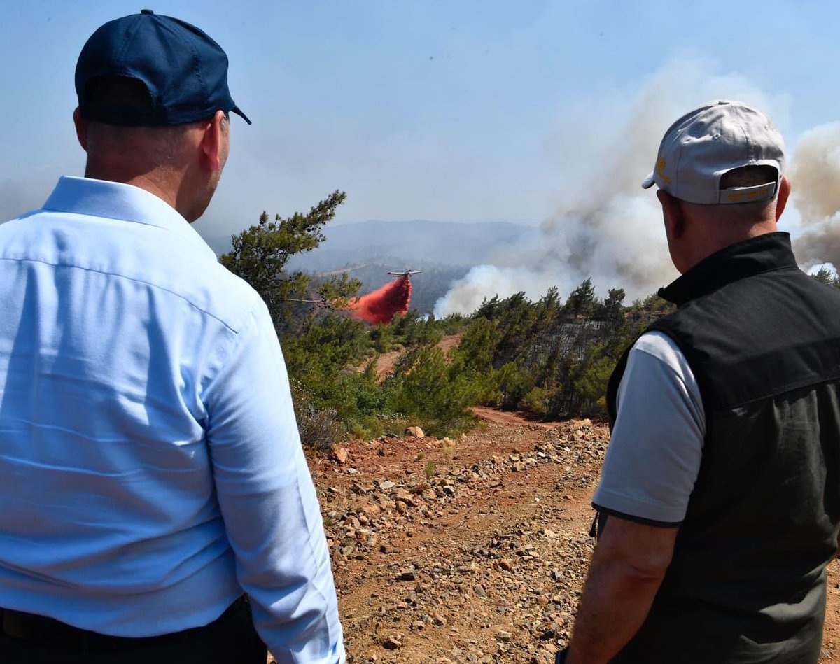 FikriALGUL's tweet photo. Tarihin en büyük yangın söndürme ekibi;

🚁43 helikopter 
✈️13 uçak

Toplam 56 hava aracı ile yangına müdahale ediliyor 

🚒453 arazöz,
🚂79 su tankeri,

Kamu kurum ve kuruluşlarından
🚨1204 araç ile yangını söndürmeye eşlik ediyor 

📍Bilmeyenler için

#Marmaris
#DevletBurada https://t.co/4vzQwYfraM