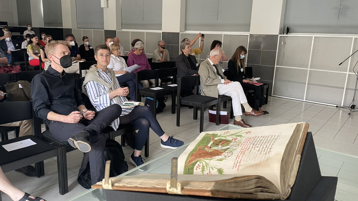 BLB_Karlsruhe's tweet photo. Wir starten in Tag 2 der Tagung. Eröffnungsvortrag: Dr. Christoph #Mackert: „Über die Grenzen der Werkstatt (phantasie). Zu zwei scheinbaren #Lauberhandschriften in #Straßburg und #Ansbach“ @ubleipzig @UniJena @unihh @UniFreiburg @TrierUni #wigaloistagung https://t.co/ClM09deq0m