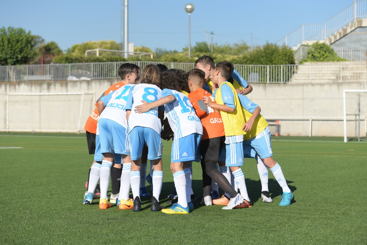 futgal's tweet photo. 🚨 𝐇𝐎𝐗𝐄 𝐗𝐎𝐆𝐀𝐌𝐎𝐒!!

🗓️ Primeira xornada da FASE de GRUPOS
⚽ GALICIA 𝐒𝐔𝐁 𝟏𝟐 - @fedfutnavarra 
🕘 9 horas
🏟 Valdebernardo (Madrid)
📺 En DIRECTO:
🔹 Masculino: https://t.co/kX3ZKWewez
🔹 Feminino: https://t.co/l4MFEGOLjx

#⃣ #SentindoGalicia | #CampeonesSUB12RFEF https://t.co/lZ0ry31lFD