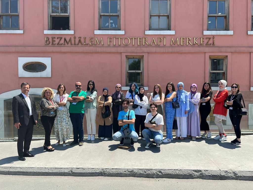 bezmialem's tweet photo. Bezmiâlem Valide Sultan vakıflarının ve kültürel mirasımızın tanıtıldığı 'K12 Erasmus Gençlik Projesi' Üniversitemiz ev sahipliğinde başarıyla tamamlandı.
İdari kadro ve yöneticilerinden oluşan güçlü ekibiyle kabul alan +++ https://t.co/lZ8Rh3bmgj