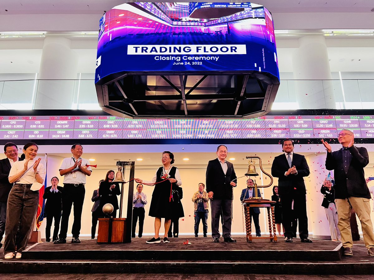 DaximLucas's tweet photo. Philippine Stock Exchange president Ramon Monzon and director Vivian Yuchengco ring the closing bell on the PSE’s trading floor in Taguig City for the last time Friday. Starting Monday, trading in one of Asia’s oldest bourses will be done completely electronically. @InquirerBiz https://t.co/gWslQU2Z1L