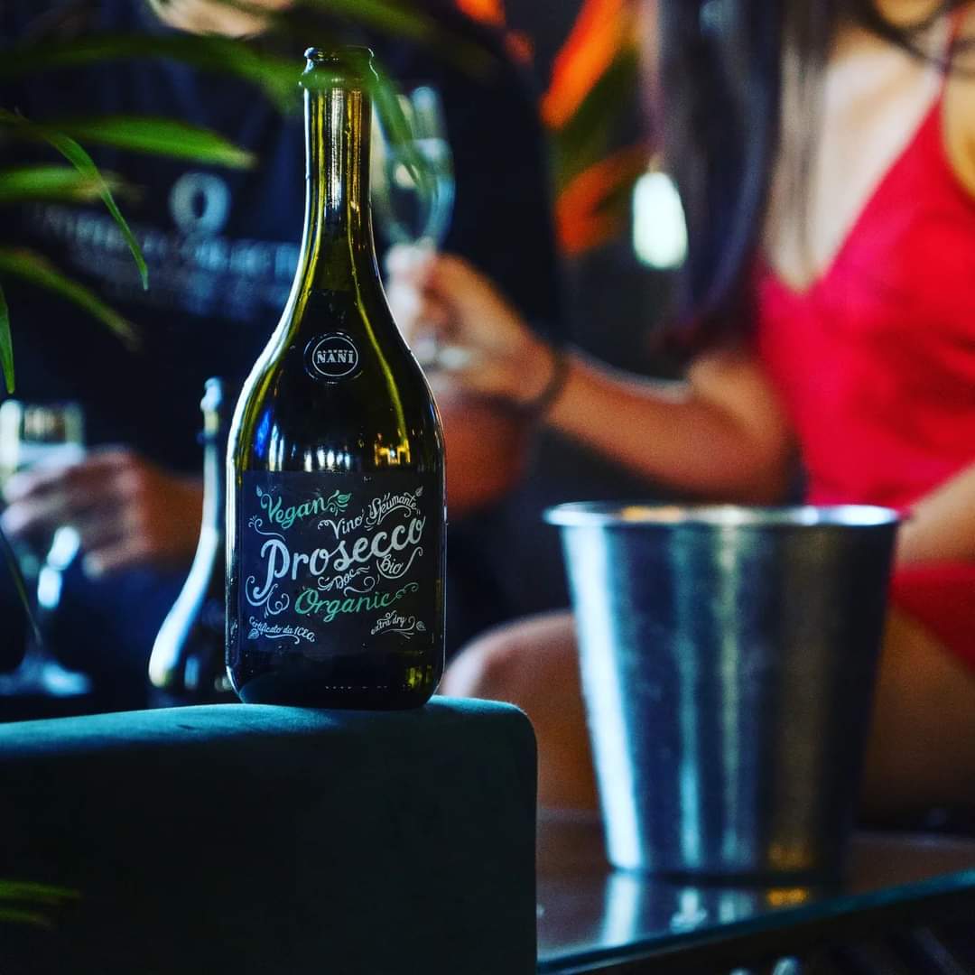KyleFJ's tweet photo. It's Vegan Vino Friday 🥂

This beautiful Organic and Vegan certified Prosecco made from 100% Glera grapes, grown free from pesticides, insecticides and herbicides.

Notes of an intense floral bouquet and hints of lime, with a savoury and complex palate with a mineral finish. https://t.co/os9DMmaLd3