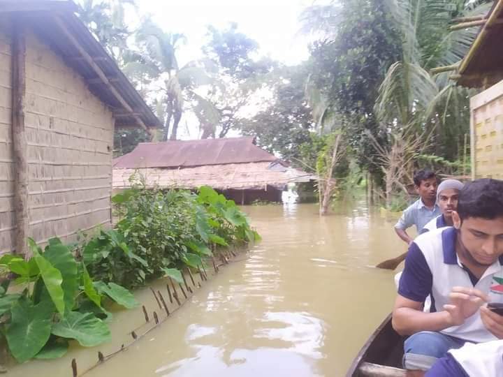 oma_salam's tweet photo. Popular Front of India Assam volunteers doing highly risky relief work in flood affected areas in the state. Over a hundred people have reportedly lost their lives. May God Almighty protect people of Assam https://t.co/d9B5HtWcF3